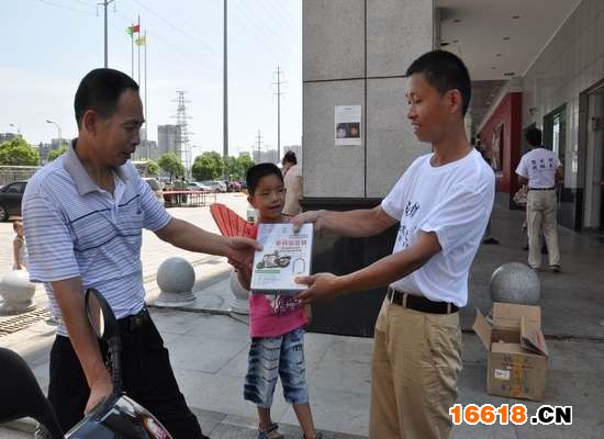 7月3日，一市民從謝軍手上接過(guò)密碼防盜鎖試用 記者 蔣小康 攝