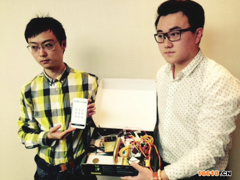 　　<a  target='_blank' class='keywordsSearch'>郭子亨</a>（右）和薄維漢（左）展示<a  target='_blank' class='keywordsSearch'>智能門鎖</a>實驗產品與配套手機APP