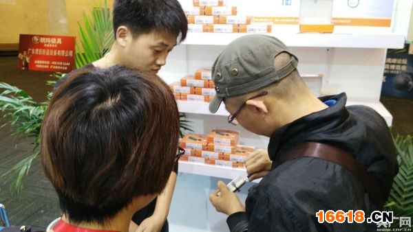 　　俗話說得好：一把鑰匙開一把鎖，咱來瞧瞧捷克的洋鎖唄。