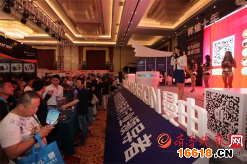 為推動(dòng)鎖具行業(yè)加速進(jìn)入物聯(lián)網(wǎng)云時(shí)代，主辦方特別邀請(qǐng)曼申在主舞臺(tái)上方進(jìn)行“云時(shí)代”主題展示，讓現(xiàn)場每一位鎖業(yè)同仁都切身感受了一把曼申云鎖超凡的未來感和引領(lǐng)性。在模特謎一般的著裝渲染的未來氛圍下，曼申云智能鎖系列產(chǎn)品引爆圍觀狂潮，讓曼申展示現(xiàn)場人氣爆棚，迅速捕獲了一群真愛粉，徹底征服了機(jī)械控、電子控、顏值控、技術(shù)控……一大批鎖具同仁。短短8個(gè)小時(shí)，曼申云智能鎖的現(xiàn)場交易額突破了200萬，并收獲了近700名安裝服務(wù)商，與曼申并肩邁進(jìn)鎖具云時(shí)代。