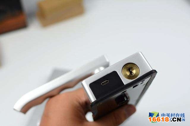 有機械鎖的智能鎖也會提供應急充電口